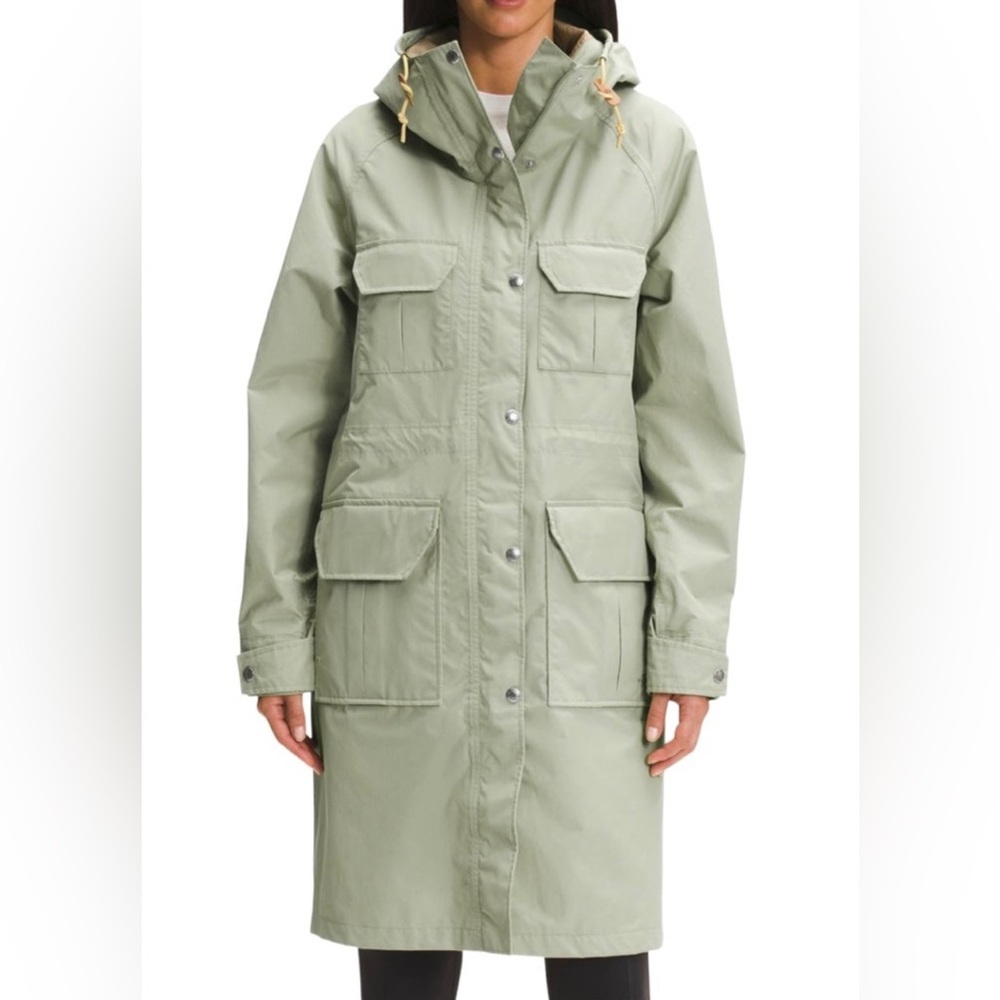 The North Face 76 Waterproof Mountain Parka in Tea Green (L)
